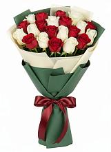 Букет Микс из красных и белых роз в Горняке