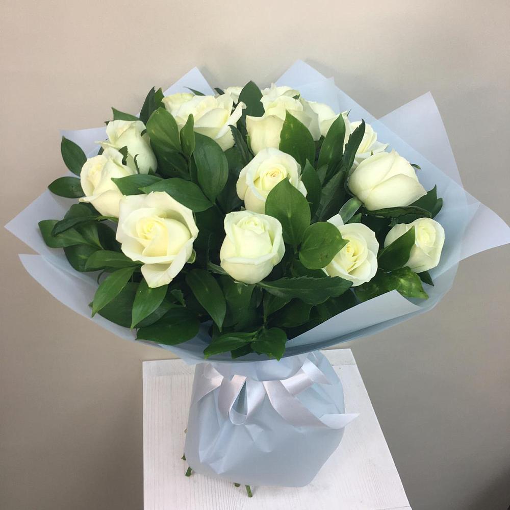 Букет 15 Белых роз Проуд в Горняке
