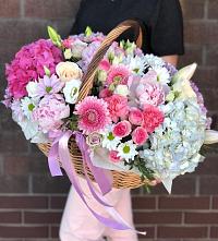 Композиция солнечный день в Горняке Цветочная композиция из Розы, Хризантемы, Пионы и Лизиантусы в корзине в Горняке
