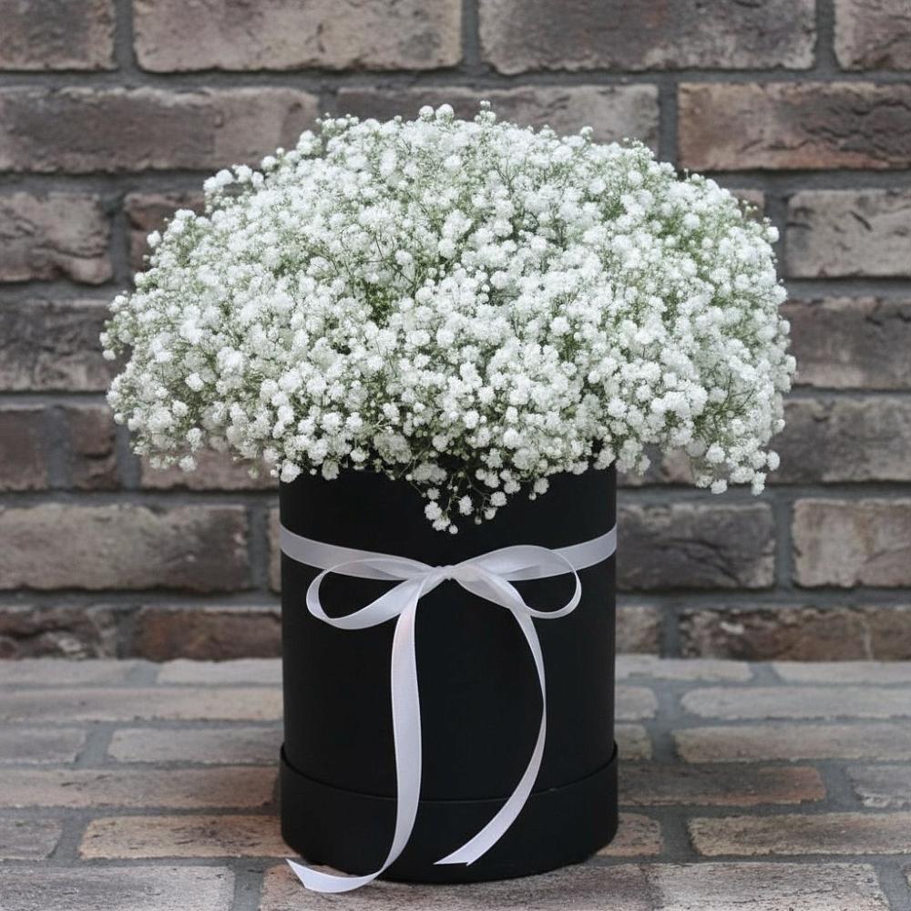 Цветочная композиция из Гипсофила в шляпной коробке в Горняке