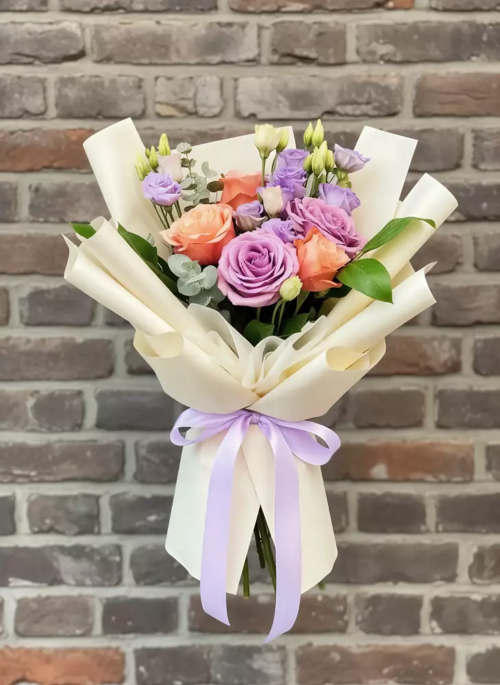 Букет цветов из: Лизиантусы и Розы в Горняке