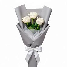 Букет 3 белые розы в Горняке