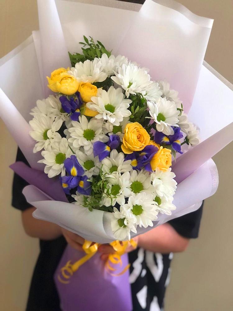 Букет цветов из: Ирисы, Хризантемы и Розы в Горняке