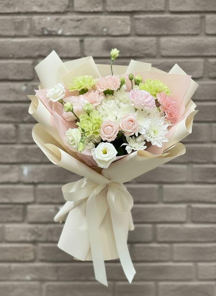 Букет цветов из: Гвоздики, Розы, Лизиантусы и Хризантемы в Горняке