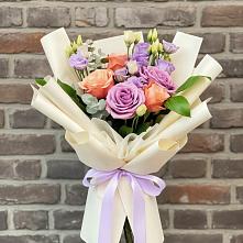 Букет цветов из:  Лизиантусы и Розы в Горняке