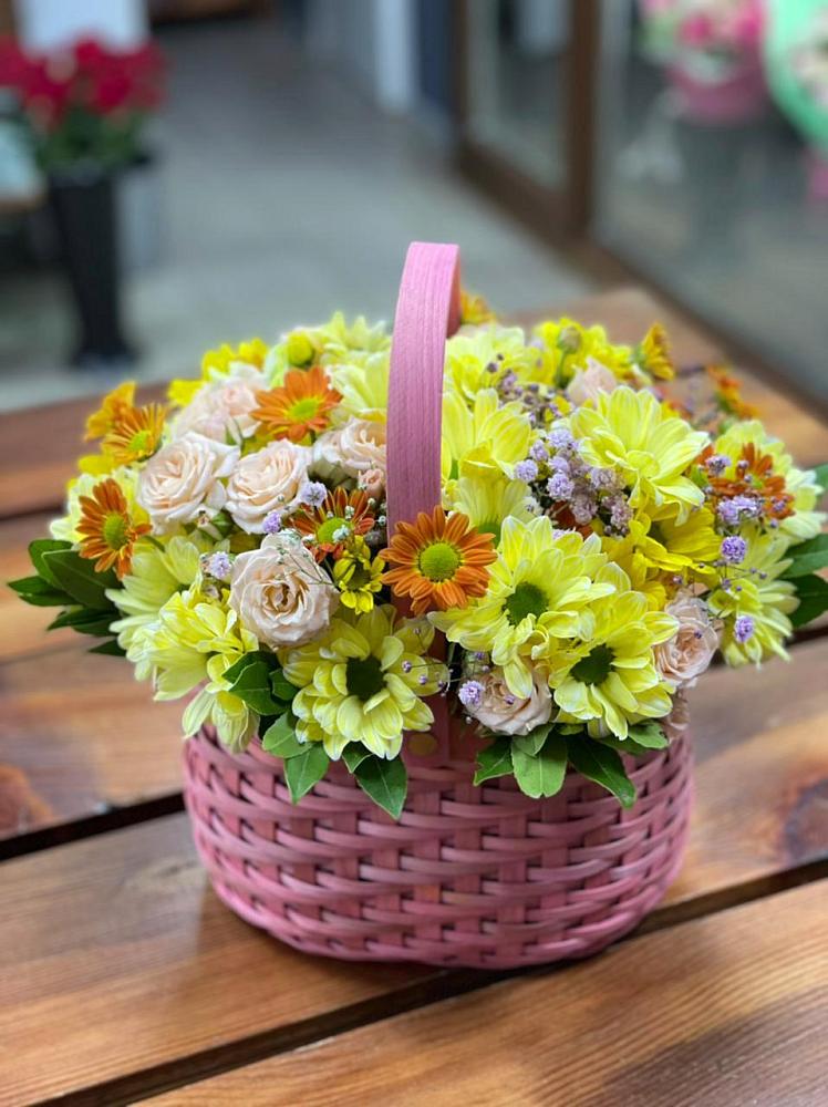 Цветочная композиция из Хризантемы и Розы в корзине в Горняке