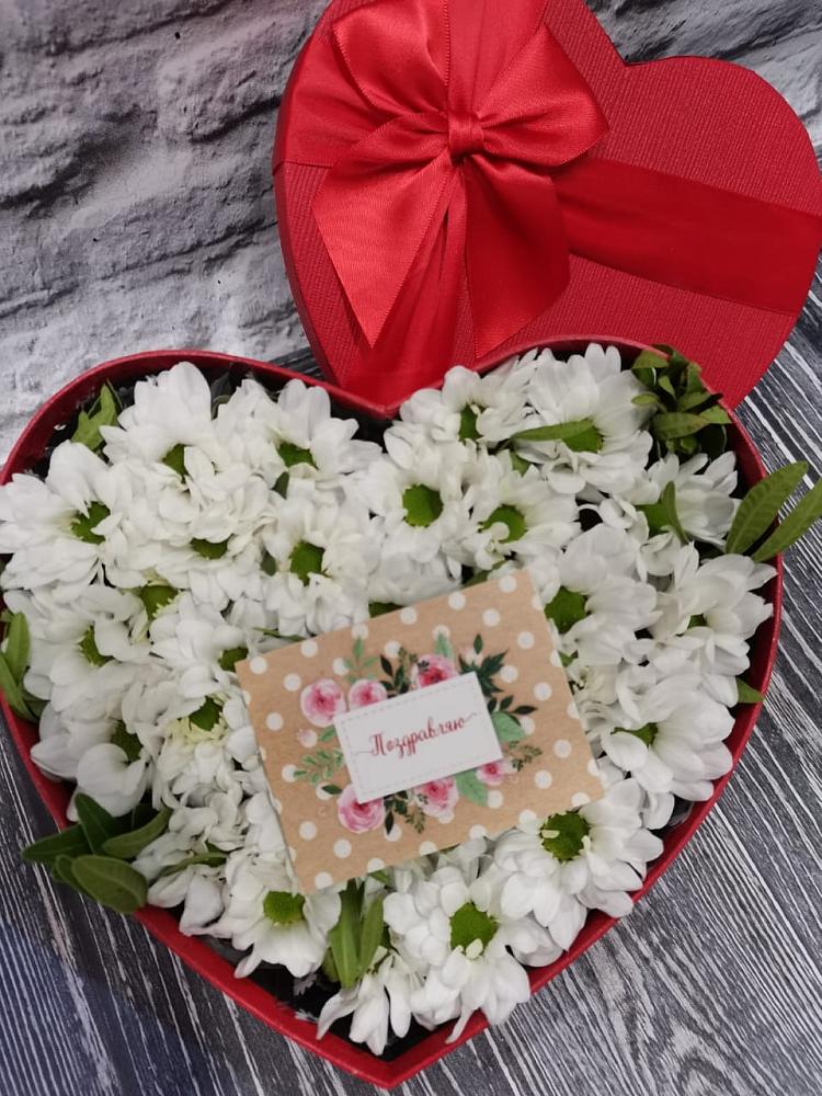 Цветочная композиция из Хризантемы в виде сердца в Горняке