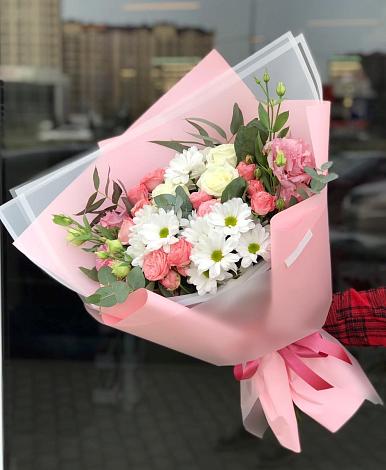 Букет цветов из: Розы, Лизиантусы и Хризантемы в Горняке